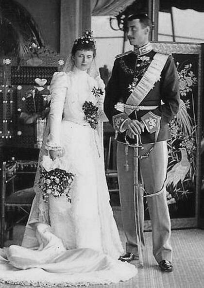 El príncipe Christian y Alejandra el día de su boda en 1898 .
