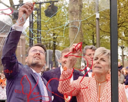 El príncipe Constantin, hermano menor del Rey, junto a su mujer Laurentien, dejan su impronta en uno de los murales.
