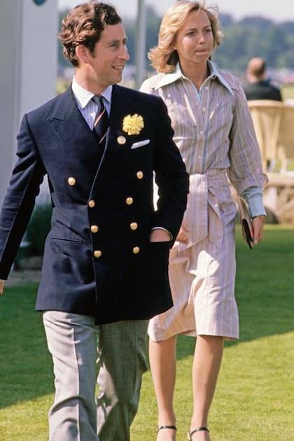 El príncipe de Gales con Davina Sheffield, caminando por el parque de Windsor una tarde de verano de 1976.