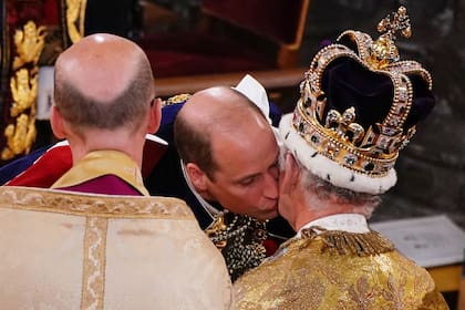 El príncipe de Gales, que también ostenta el título de duque de Cornwall y duque de Rothesay, protagonizó el único homenaje de sangre real de la ceremonia.