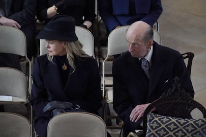 El principe Eduardo, que ostenta el título de duque de Kent -es hijo del príncipe Jorge y la princesa Maria de Grecia y Dinamarca y por lo tanto primo de los Isabel II y Felipe de Edimburgo- estuvo con su hija, Lady Helen Windsor, y se sentaron detrás de la princesa Ana.