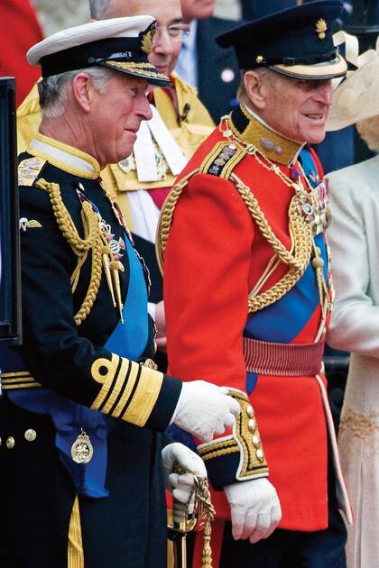 El príncipe en pleno gesto de complicidad con su padre durante la boda de William y Kate, el 29 de abril de 2011.