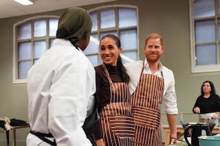 El príncipe Enrique y Meghan reciben vítores en su regreso al Reino Unido
