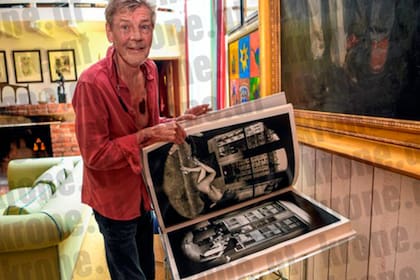 El príncipe Ernesto Augusto exhibe un álbum de fotografías al medio asutríaco