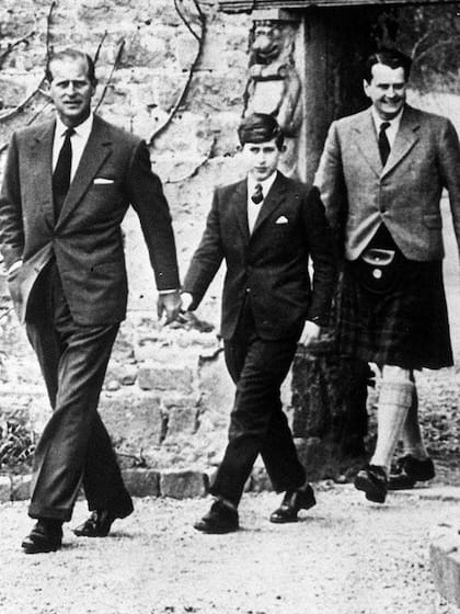 El príncipe Felipe acompaña al príncipe Carlos en su primer día en Gordonstoun