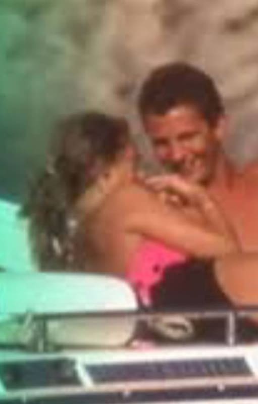 El príncipe Felipe e Isabel Sartorius, juntos y risueños en la cubierta de la lancha Njao, en la foto que ilustró la portada de Hola del 6 de septiembre de 1989 y delató un romance que revolucionó España