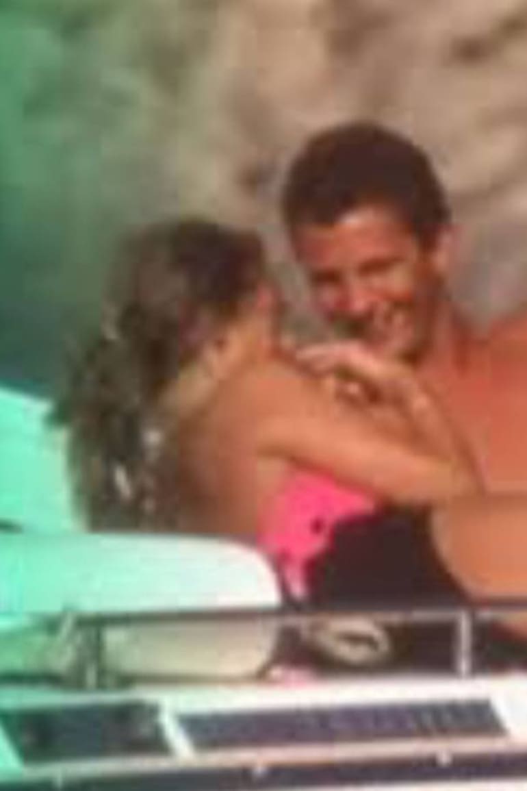 El príncipe Felipe e Isabel Sartorius, juntos y risueños en la cubierta de la lancha Njao, en la foto que ilustró la portada de Hola del 6 de septiembre de 1989 y delató un romance que revolucionó España