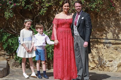 El príncipe Félix junto a su mujer, Claire (lució un strapless de chiffon de seda de Zuhair Murad) y sus hijos, Amalia y Liam.