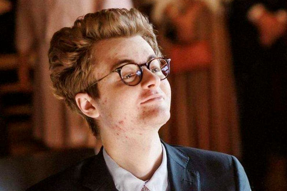 El príncipe Frederik (22), hijo menor de Robert de Luxemburgo y la princesa Julie de Nassua, falleció el viernes a raíz de una rara enfermedad conocida como PolG