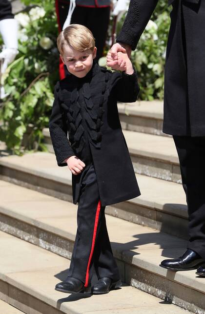 El príncipe George, con un uniforme similar al de su tío, el novio