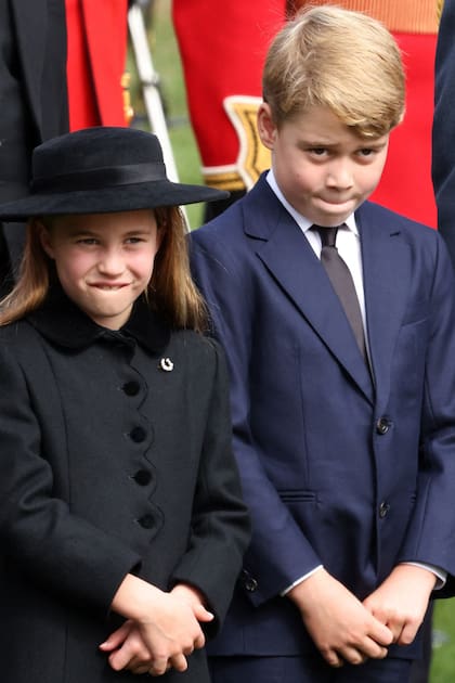 El príncipe George y la princesa Charlotte asisten al funeral de estado y al entierro de la reina Isabel II de Gran Bretaña, en Londres
