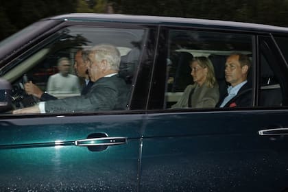 El príncipe Guillermo conduce a sus tíos Andrés y Eduardo, y a la esposa de Eduardo, hacia el castillo de Balmoral