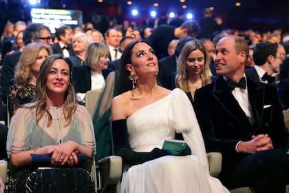 El príncipe Guillermo de Gran Bretaña, derecha, y Catalina, la princesa de Gales en la 76a entrega de los Premios BAFTA de la Academia Británica de Cine, en Londres, el 19 de febrero de 2023. (Chris Jackson/Pool Photos via AP)