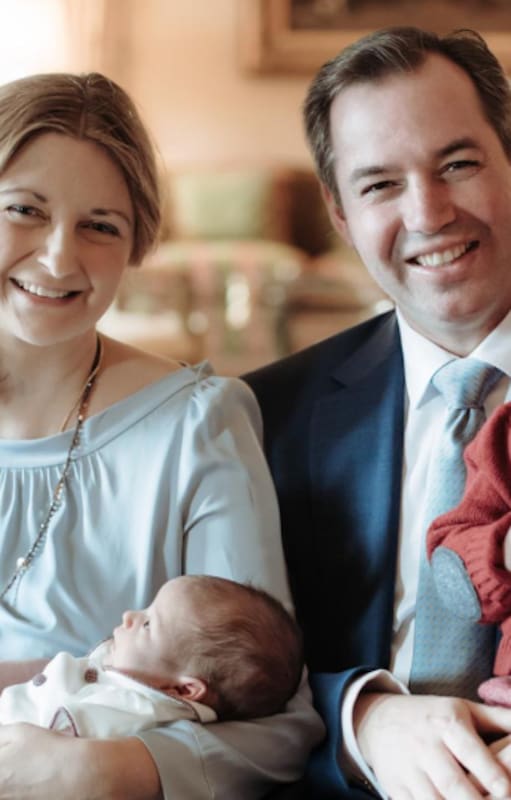 El príncipe Guillermo de Luxemurgo, junto a su esposa, Estefanía de Lannoy, y sus dos hijos