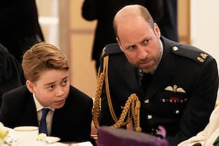 El príncipe Guillermo lleva a su hijo al refugio para personas sin hogar que visitó con Diana