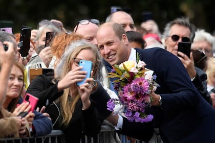 El príncipe Guillermo recibe el cariño del público en Norfolk. (Toby Melville/PA Wire/dpa)