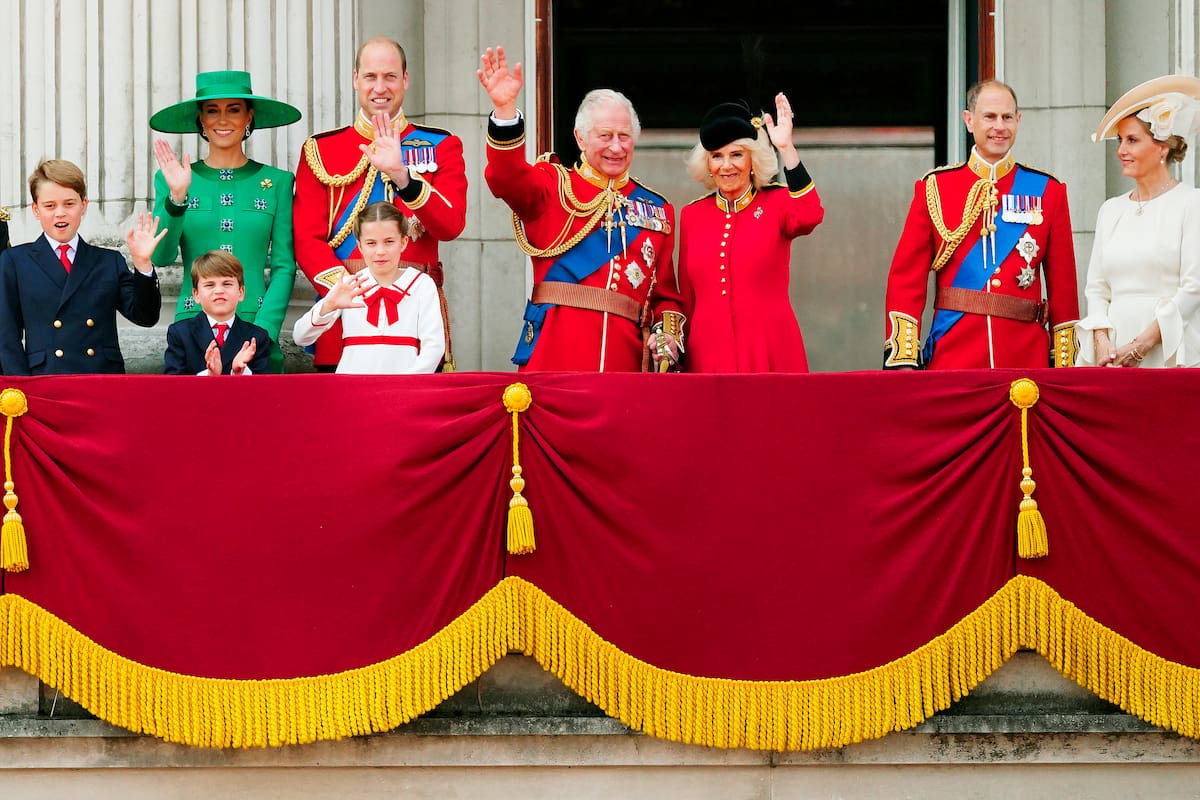 El príncipe Guillermo y Kate, junto a sus hijos Jorge, Luis y Charlotte, acompañana al rey Carlos III y Camilla, junto al príncipe Eduardo y Sophie, en el balcón del Palacio de Buckingham en Londres para ver el espectáculo aéreo después de la ceremonia "Trooping the Colour"