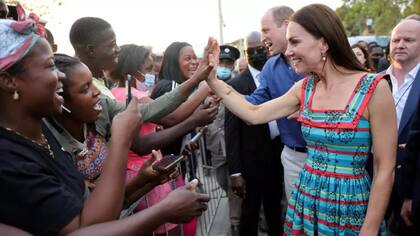 El príncipe Guillermo y su esposa Kate participaron en varios eventos multitudinarios en Jamaica en los que fueron recibidos con entusiasmo por parte de la población local