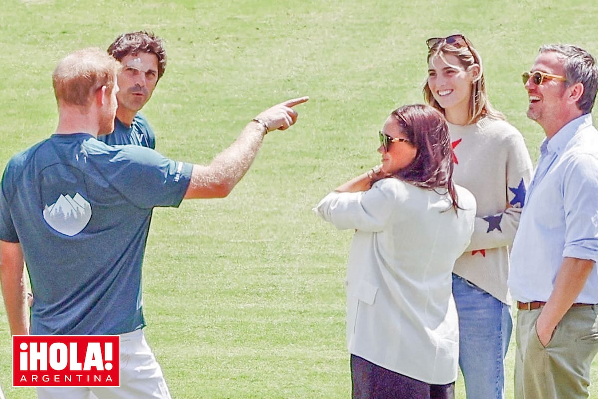 El príncipe habla y lo escuchan Meghan y su íntimo amigo, el empresario hotelero Markus Anderson, Nacho y su hija, Aurora.