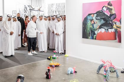 El príncipe Hamdan bin Mohammed Al Maktoum recorre Art Dubai, antes de la apertura