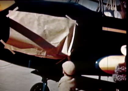 El príncipe Harald descubre para un equipo de filmación a color de la época el nombre de en el monoplano entrenador Fairchild Cornell I PT-26-FA (T42-4061) (42-14360). (Archivo C. Meunier).