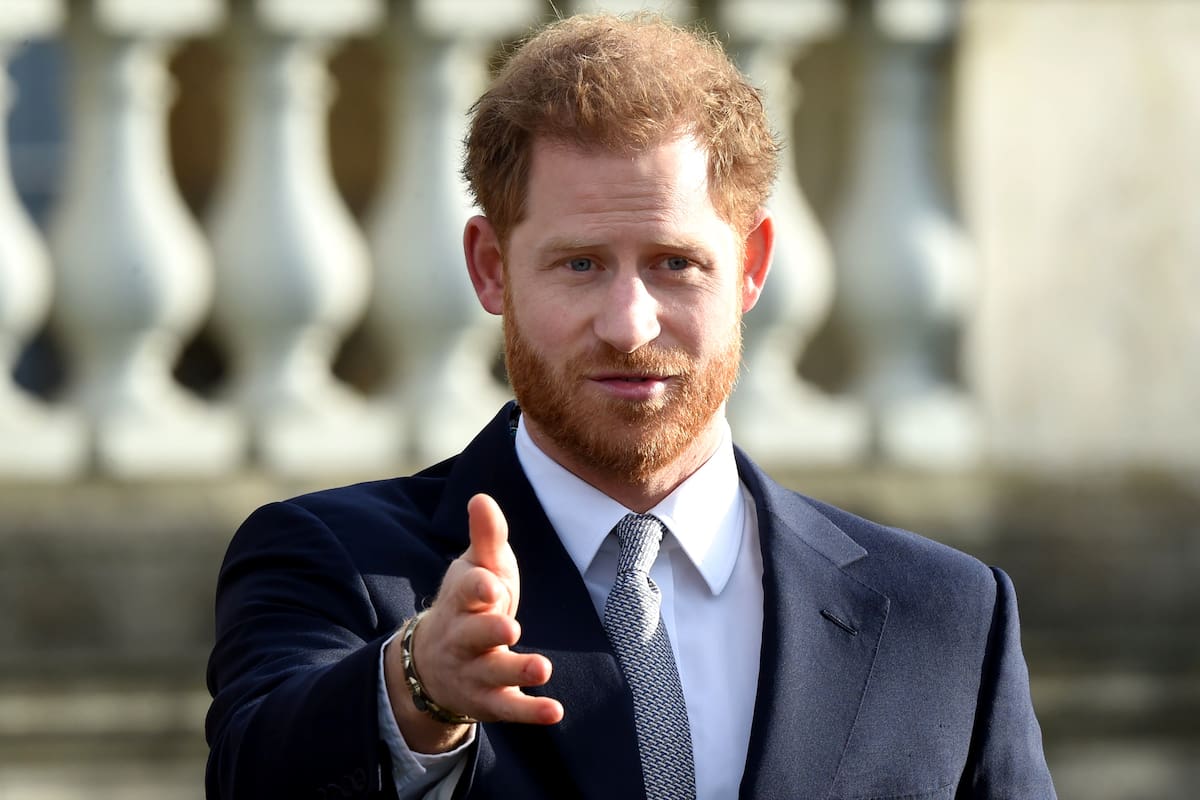 El príncipe Harry decidió hacer su propio camino con su esposa, Meghan Markle y su hijo Archie, y cada vez está más alejado de la realeza