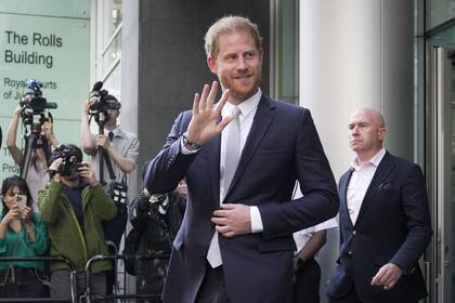 El príncipe Harry deja una corte en Londres el 7 de junio.