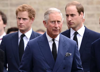 El Príncipe Harry, el Príncipe Carlos, Príncipe de Gales y el Príncipe Guillermo, Duque de Cambridge asisten a una Misa de Réquiem por Hugh van Cutsem que falleció el 2 de septiembre de 2013 en la Catedral de Brentwood el 11 de septiembre de 2013 en Brentwood, Inglaterra. (Fotografía de Karwai Tang/WireImage)