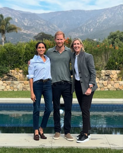 El príncipe Harry en un alto de a filmación, pasó a saludar a su compatriota, la chef Clare Smyth