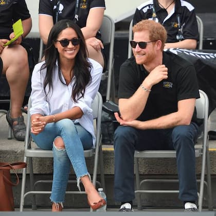 El príncipe Harry explicó por qué se resiste a usar redes sociales como Instagram junto a su esposa
