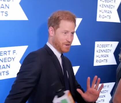 El príncipe Harry fue esquivo cuando se le preguntó si anteponía el dinero en lugar de su familia