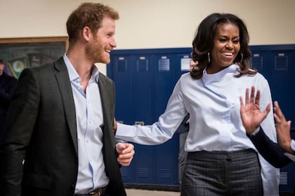 El príncipe Harry junto a Michelle Obama durante una visita a una escuela en Chicago en 2017
