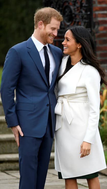 El príncipe Harry, quinto en la sucesión al trono de Inglaterra, posa junto a su prometida, la actriz norteamericana Meghan Markle, en los jardines del palacio de Kensington