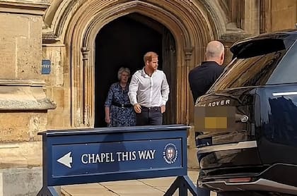 El príncipe Harry rinde homenaje a su abuela en el primer aniversario de su muerte