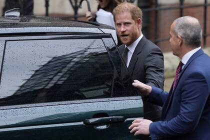 El príncipe Harry sale de los Tribunales Reales de Justicia en Londres, el martes 28 de marzo de 2023.