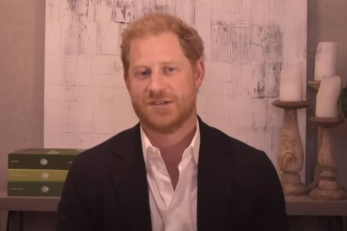 El príncipe Harry se filmó en su oficina de su casa de Montecito, California, y demostró que está atento a todos los detalles