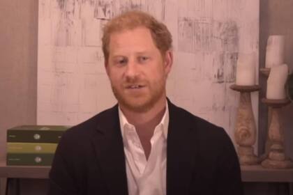 El príncipe Harry se filmó en su oficina de su casa de Montecito, California, y demostró que está atento a todos los detalles