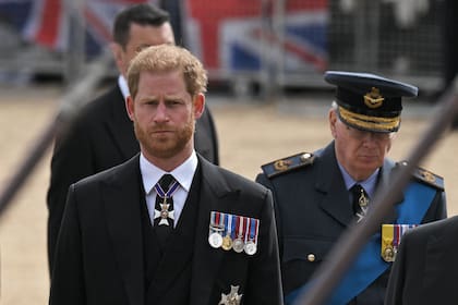El príncipe Harry sigue el féretro de la reina Isabel II, el 19 de septiembre de 2022