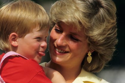El príncipe Harry y Diana de Gales