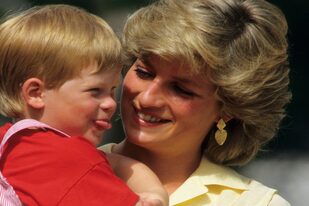 El príncipe Harry junto a su madre, Lady Di