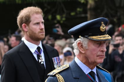 El príncipe Harry y el rey Carlos, en el funeral de Isabel II