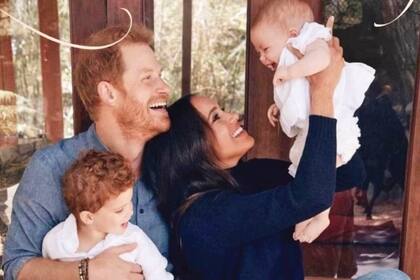 El príncipe Harry y Meghan Markle con sus hijos Archie y Lilibet