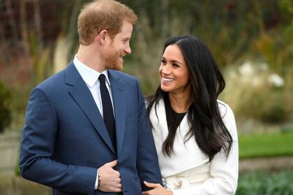 El príncipe Harry y Meghan Markle en su primera foto oficial como pareja, en los jardines del palacio de Kensington