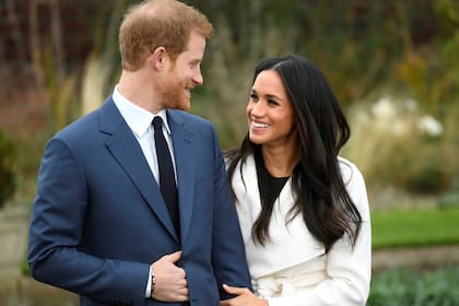 El príncipe Harry y Meghan Markle en su primera foto oficial como pareja, en los jardines del palacio de Kensington