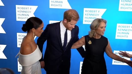 El príncipe Harry y Meghan Markle fueron premiados por su lucha contra el racismo