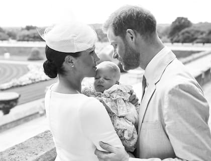 El príncipe Harry y Meghan Markle junto a Archie, su primer hijo