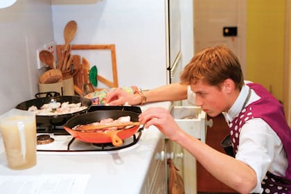 El príncipe heredero cocina cazuela de pollo en el internado, en 2000.