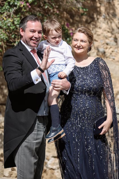 El príncipe heredero Guillermo y su mujer, Stéphanie de Lannoy (con vestido de tul de Paule Ka), posan con su hijo mayor, Charles. El mes pasado nació François, su segundo hijo.