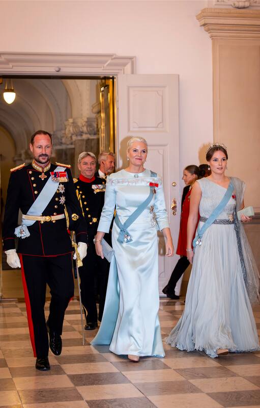 El Príncipe Heredero Haakon, la Princesa Heredera Mette-Marit y la Princesa Ingrid Alexandra de la Corona Noruega asisten a la cena de gala para celebrar el 18º cumpleaños de H.K.H. Prince Christian's en el Palacio de Christiansborg en Copenhague