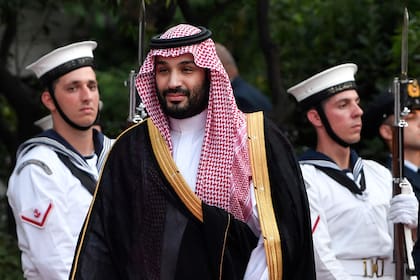 El príncipe heredero saudí Mohamed bin Salmán pasa por delante de una guardia de honor, antes de su reunión con el primer ministro griego en la oficina del primer ministro en Atenas el 26 de julio de 2022.